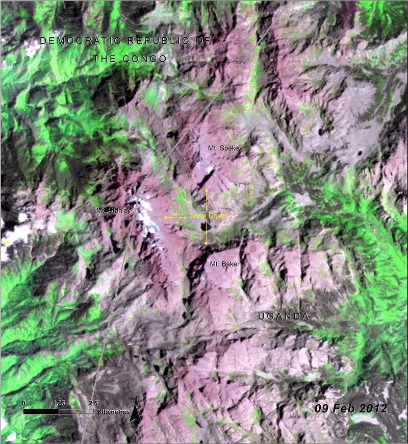 Zdjęcie satelitarne wykonane jest współcześnie i obrazuje zmiany zasięgu pokryw lodowych w masywie górskim Ruwenzori w Kenii. Struktura terenu jest taka sama jak na poprzedniej fotografii, natomiast w odróżnieniu niej na obrazku przeważa kolor brązowy. Kolor zielony pojawia się w skrajnych częściach zdjęcia. Kolor biały obrazuje pokrywę śnieżną niemalże zaniknął. Sugeruje to zanikanie roślinności i topnienie śniegu. 