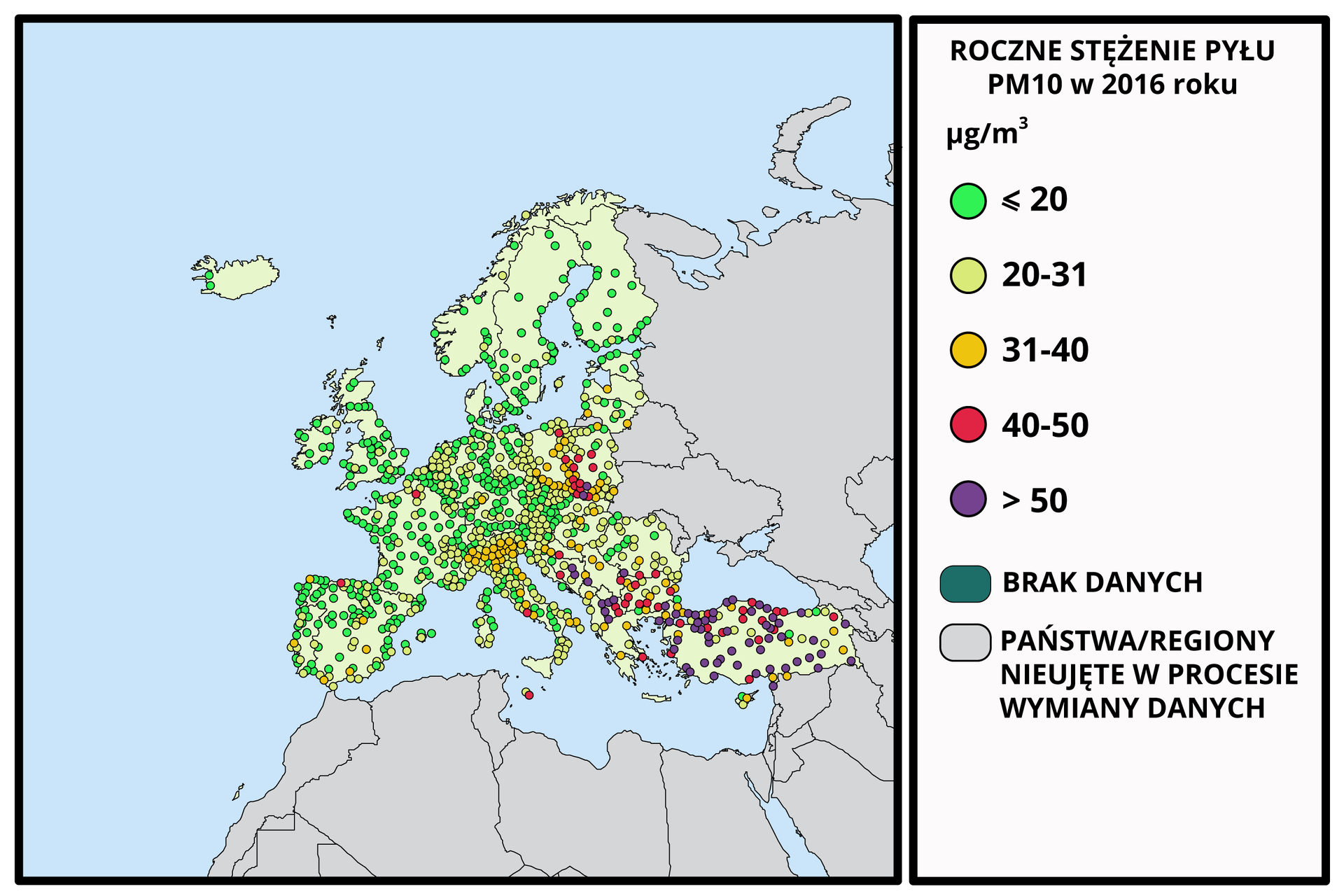 Mapa Europy przedstawia za pomocą kolorowych kropek średnie roczne stężenie pyłu PM10 w krajach Unii Europejskiej w 2016 roku podane w mikrogramach na metr sześcienny. Stężenie w przedziale między 40 a 50 mikrogramów na metr sześciennych jest głównie na terenie Polski centralnej i południowej - Śląsk, Małopolska, następnie w jednym miejscu na północy Hiszpanii, w jednym miejscu na północy Francji, w Rzymie, na Malcie, w Turcji, Grecji, Bułgarii, Rumunii i Macedonii. Stężenie powyżej 50 mikrogramów na metr sześciennych zaznaczono między innymi na południu Polski, w różnych miejscach na całym obszarze Turcji, na obszarze Bośni i Hercegowiny oraz Macedonii. Niskie roczne stężenie pyłu PM10, czyli poniżej 20 mikrogramów na metr sześcienny, odnotowano między innymi w całej Skandynawii, w Wielkiej Brytanii i Irlandii, w Hiszpanii, Francji, w Niemczech. 