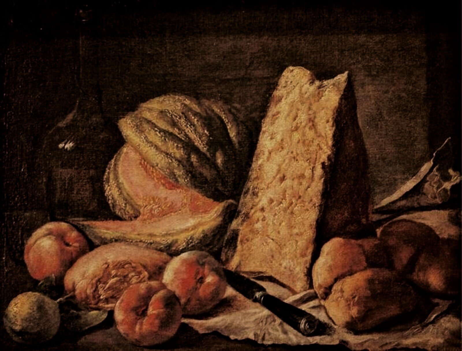 Obraz przedstawia martwą naturę. Na stole leżą rozrzucone brzoskwinie, bułki a pośrodku nóż. Za nimi duża pajda chleba postawiona na sztorc, obok rozkrojony melon i ledwie widoczna, pękata butla. Wszystko delikatnie oświetlone.