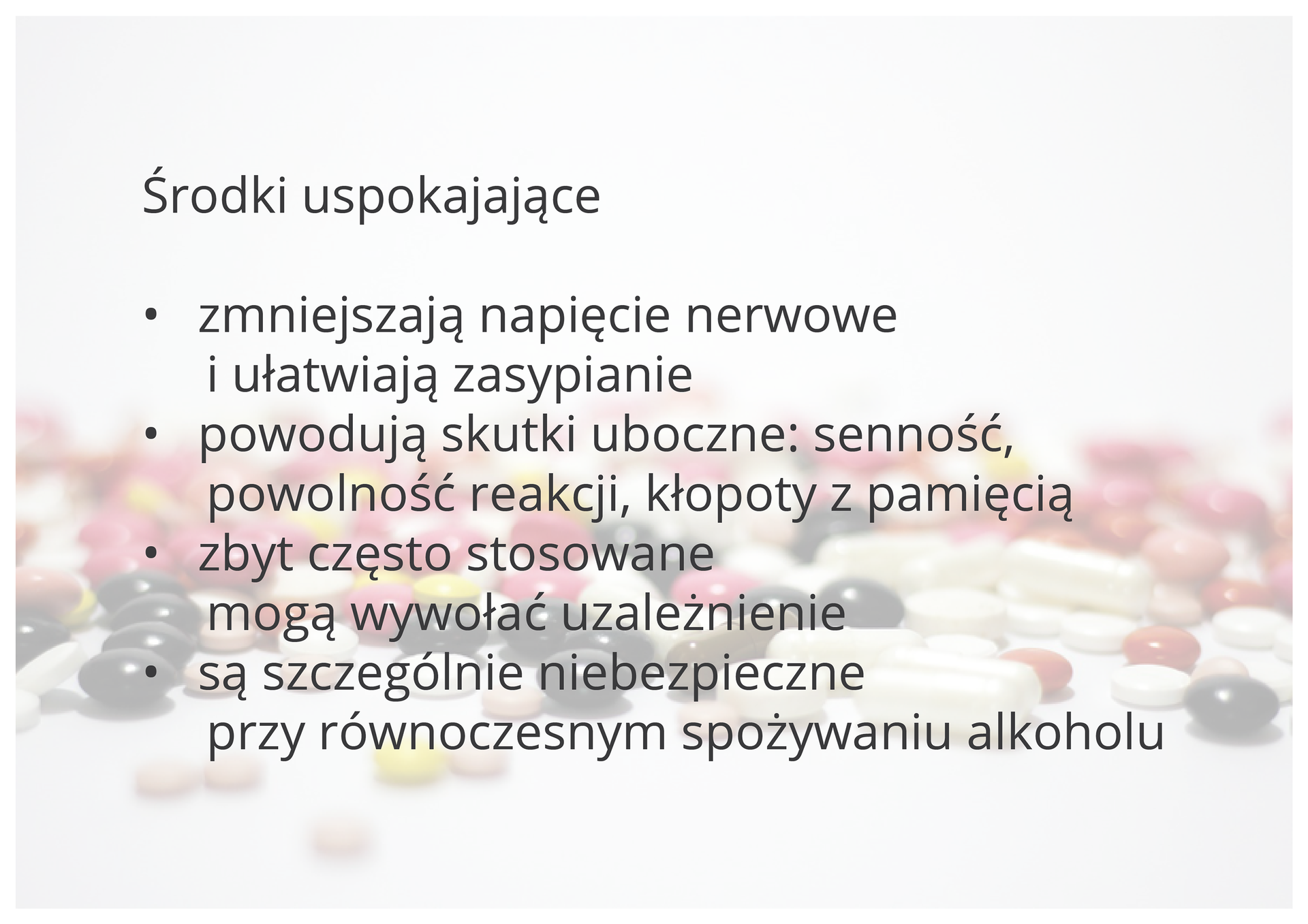 Na tle fotografii rozsypanych leków, widoczny jest napis: Środki uspokajające: zmniejszają napięcie nerwowe i ułatwiają zasypianie, powodują skutki uboczne: senność, powolność reakcji, kłopoty z pamięcią, zbyt często stosowane mogą wywołać uzależnienie, są szczególnie niebezpieczne przy równoczesnym spożywaniu alkoholu.