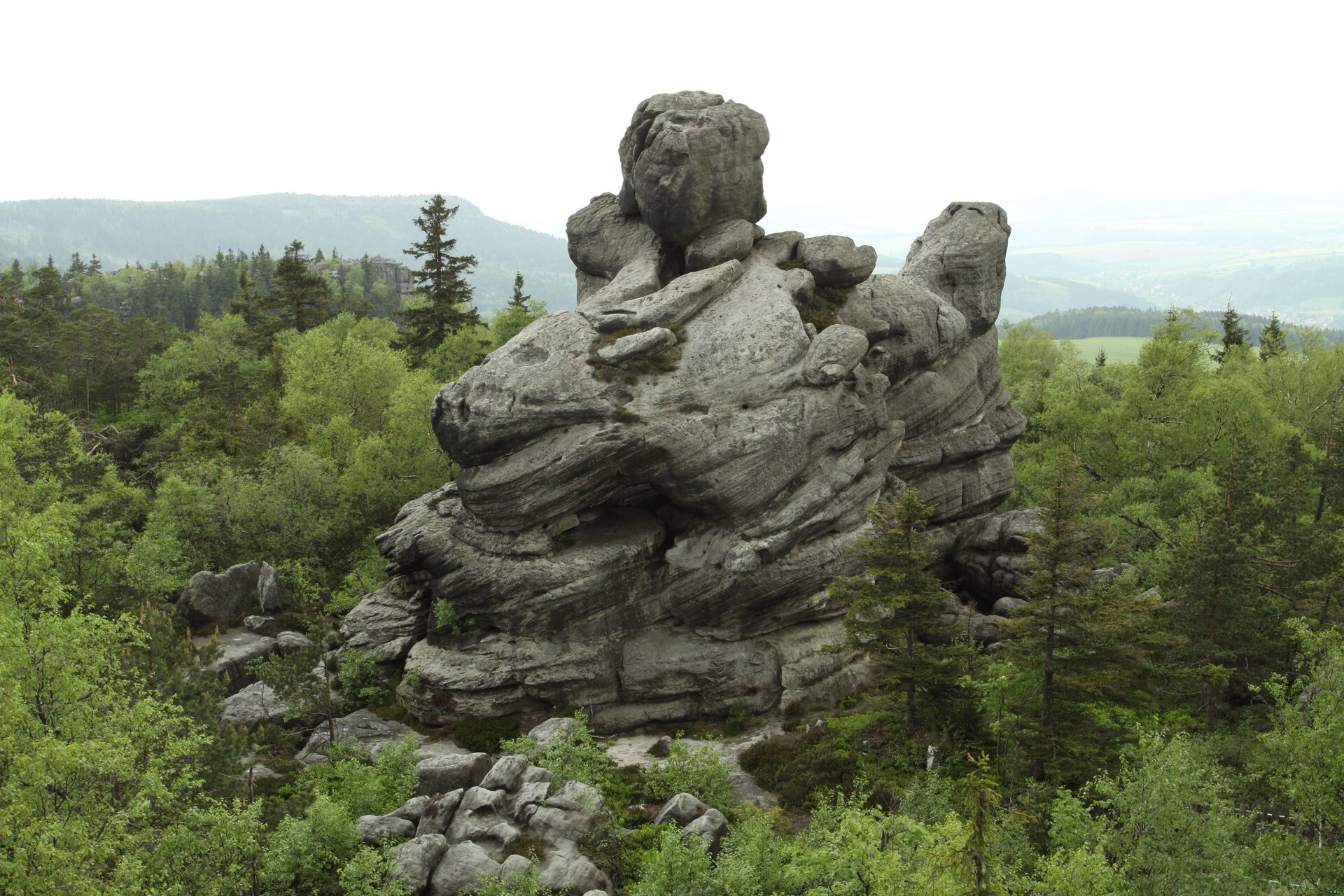Fotografia prezentuje skały o płaskich wierzchołkach.