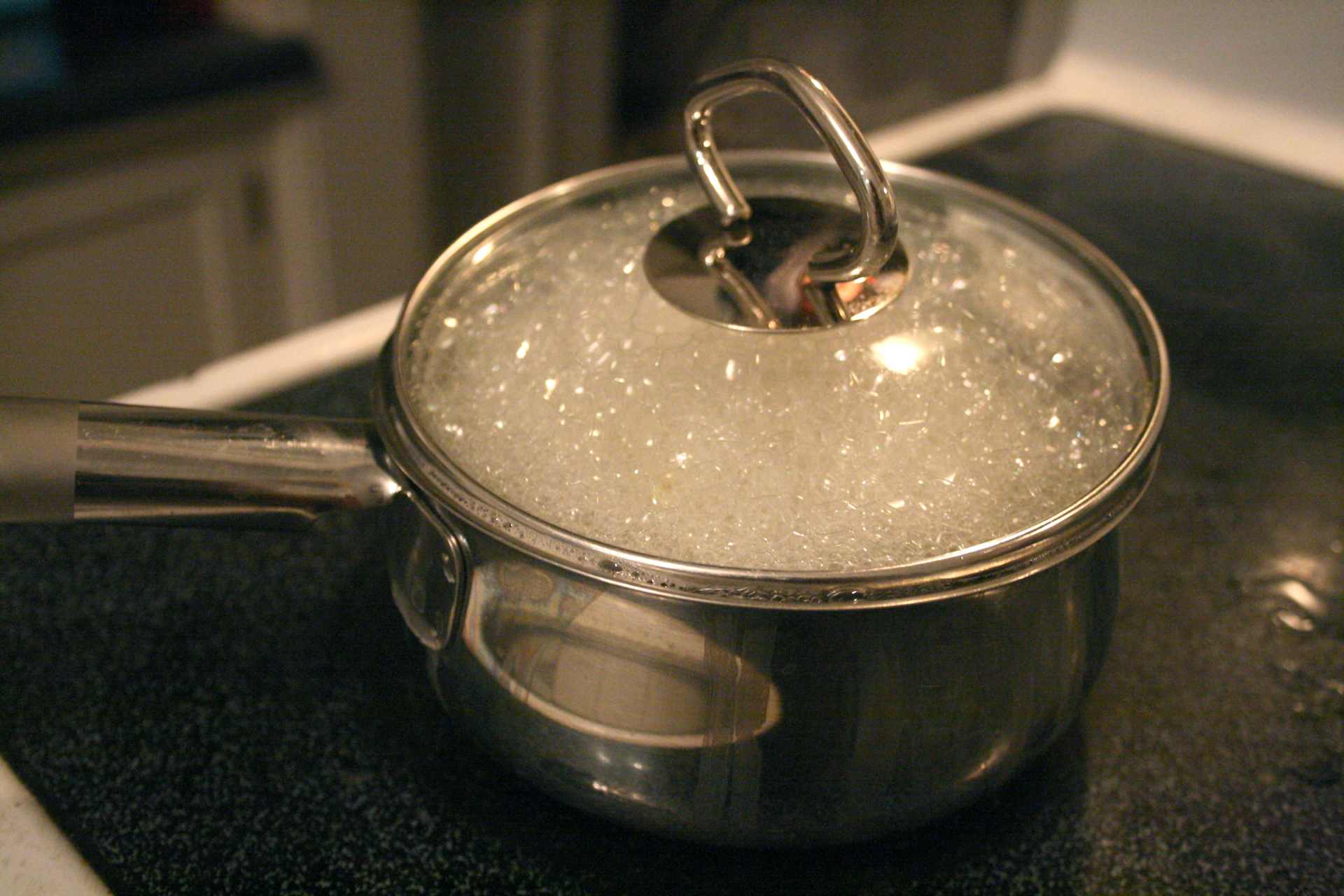 Fotografia przedstawia metalowy garnek na kuchence.