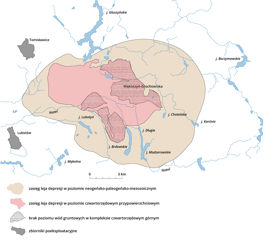 Mapa przedstawia zasięg leja depresji w wyniku odwadniania złoża Mąkoszyn‑Grochowiska. Widoczne są na niej okolice złoża wraz z zaznaczonymi ciekami wodnymi, czyli rzeką Noteć, jeziorami i innymi rzekami. Na kolor różowy zaznaczono zasięg leja depresji w poziomie czwartorzędowym przypowierzchniowym. Obejmuje on okolice złoża. Wewnątrz tego różowego obszaru zaznaczono trzy mniejsze plamy – miejsca, gdzie brak poziomu wód gruntowych w kompleksie czwartorzędowym górnym. Oba zaznaczone tereny otacza jeden większy okrąg - zasięg leja depresji w poziomie neogeńsko‑paleogeńsko‑mezozoicznym. Po lewej stronie widoczne są dwa ciemne obszary oznaczające zbiorniki poeksplatacyjne. Ten położony bardziej na północ to Tomisławice, a ten na południe - Lubstów.