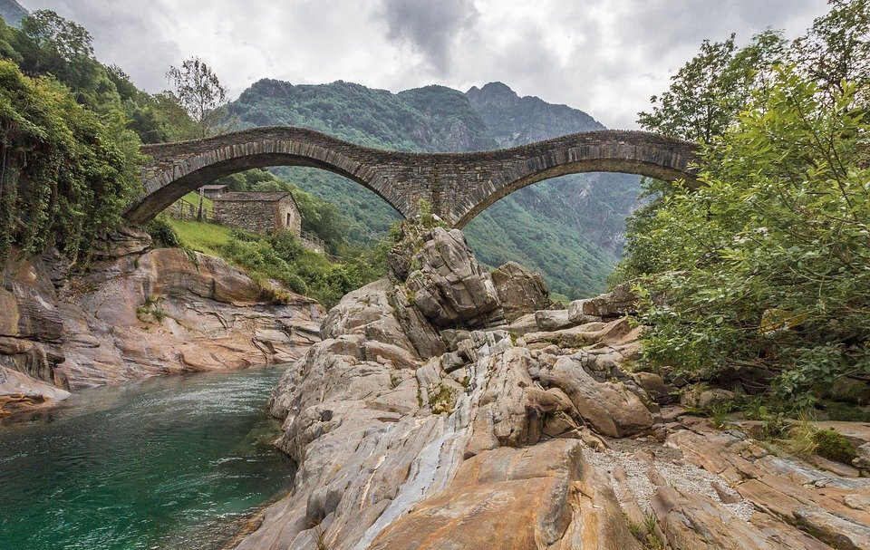 Most "ponte romano" zwany także "Ponte dei salti" przecina rzekę Verzasca. Jest to typowy średniowieczny most kamienny z łukową konstrukcją. 