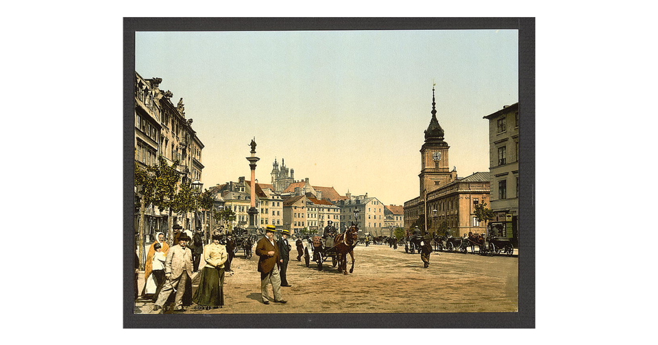 Ilustracja przedstawia Plac Zamkowy w Warszawie. Wokół niego stoją kilkukondygnacyjne kamienice i Zamek Królewski. Jest to okazały, dwukondygnacyjny budynek zwieńczony wieżą ozdobioną zegarem. Po lewej stronie ukazany jest chodnik i drzewa rosnące wzdłuż niego. Grupa pieszych schodzi na brukowaną ulicę. Jest to kobieta w kapeluszu na głowie, ubrana w długą suknię oraz dwaj dojrzali mężczyźni w surdutach i spodniach z kantem. Ulicą jeżdżą dorożki. W głębi stoi wysoka kolumna zwieńczona pomnikiem prezentującym mężczyznę w koronie. Postać unosi prawą rękę. W lewej trzyma krzyż. W tle jasne, bezchmurne niebo.