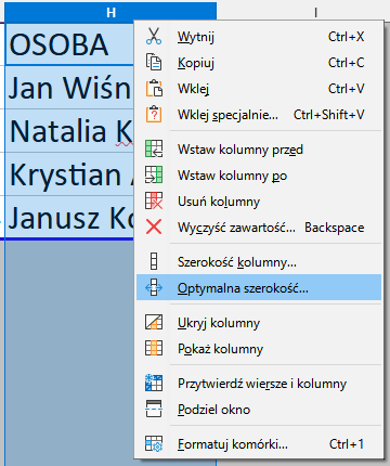 Ilustracja przedstawia rozwiniętą listę na tle dwóch kolumn arkusza oznaczonych jako H i I. W kolumnie H jest lista imion i nazwisk. Zaznaczono na niebiesko kolumnę H. Na rozwiniętym pasku wybrano opcję: Optymalna szerokość. 