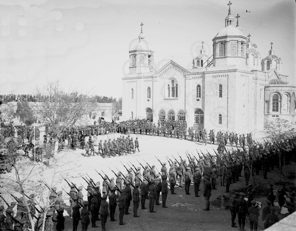 Na zdjęciu z 1917 roku uchwycony został moment wkroczenia Wojsk Brytyjskich do Jerozolimy. Przed budynkiem kościoła stoi szereg uzbrojonych żołnierzy. Uzbrojeni wojskowi ustawieni w szeregi stoją również po bokach placu. Po środku placu maszeruje pułk wojska. 