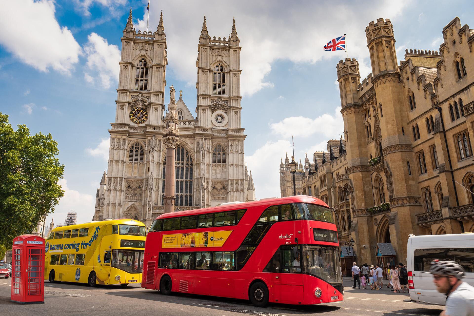 Zdjęcie przedstawia ulicę w Londynie.