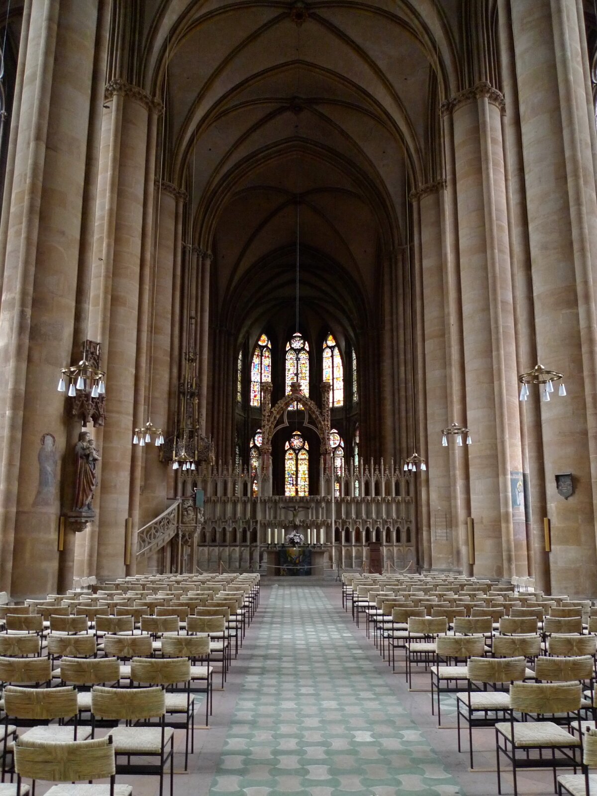 Fotografia przedstawia wnętrze Kościoła św. Elżbiety (niem. Elisabethkirche) w Marburgu w Niemczech. Ukazuje wnętrze z nawą główną, sklepioną krzyżowo. Po bokach masywne filary oddzielające nawy. W tle widok na apsydę. 