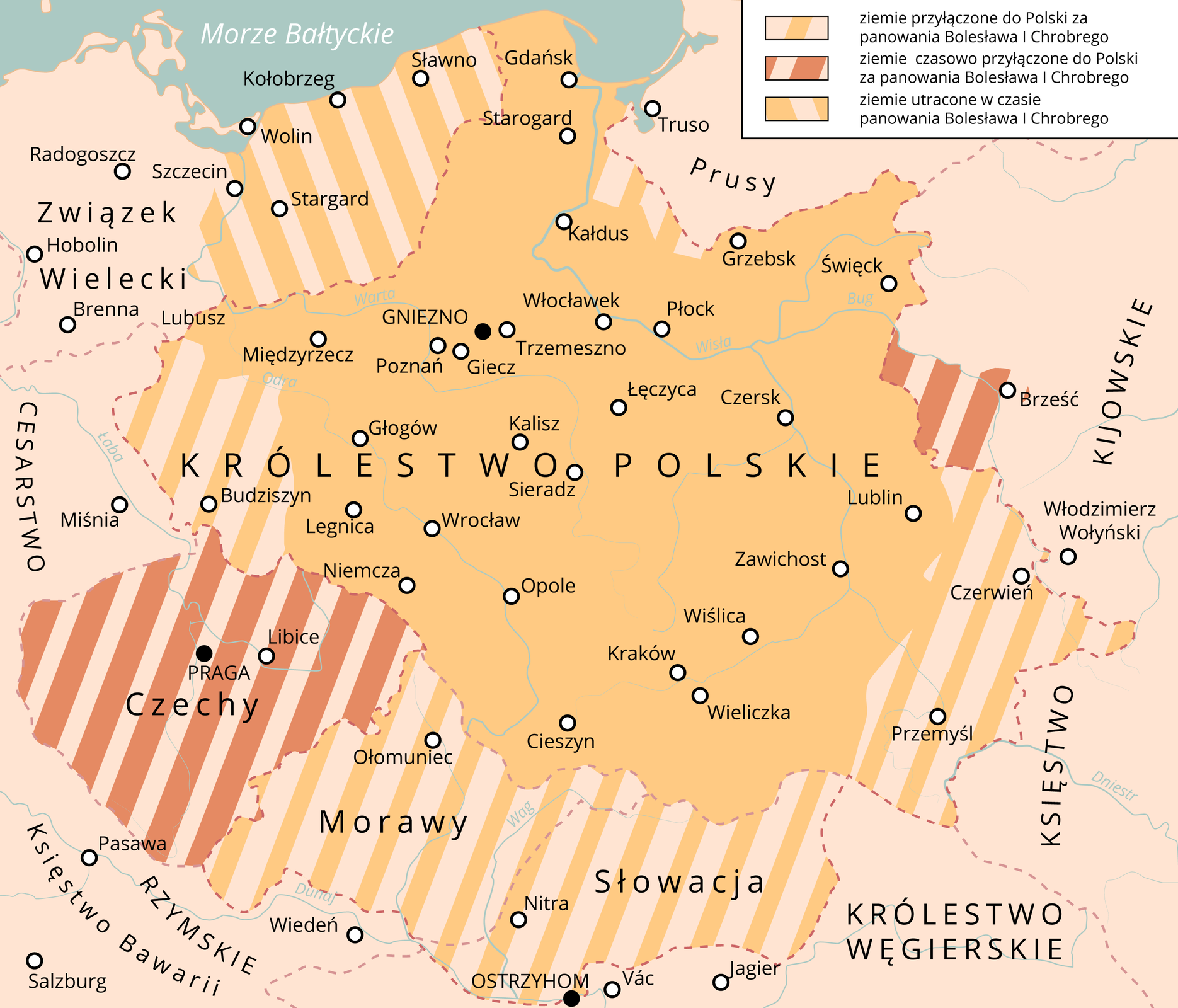 Mapa przedstawia ziemie przyłączone do Polski za panowania Bolesława pierwszego Chrobrego, które obejmują teren Moraw z miastem Ołomuniec. Słowację z miastem Nitra. Wschodni obszar z miastem Budziszyn oraz ziemie na południowym wschodzie z miastami Przemyśl i Czerwień. Na mapie zaznaczona także ziemie czasowo przyłączone do Polski za panowania Bolesława Chrobrego, należą do nich teren Czech z miastem Praga i Libice oraz niewielka ziemia na wschodzie z miastem Brześć. Mapa wskazuje także ziemie utracone w czasie panowania Bolesława pierwszego Chrobrego, należą do nich Pomorza, z miastami Kołobrzeg, Wolin, Stargard, Sławno.