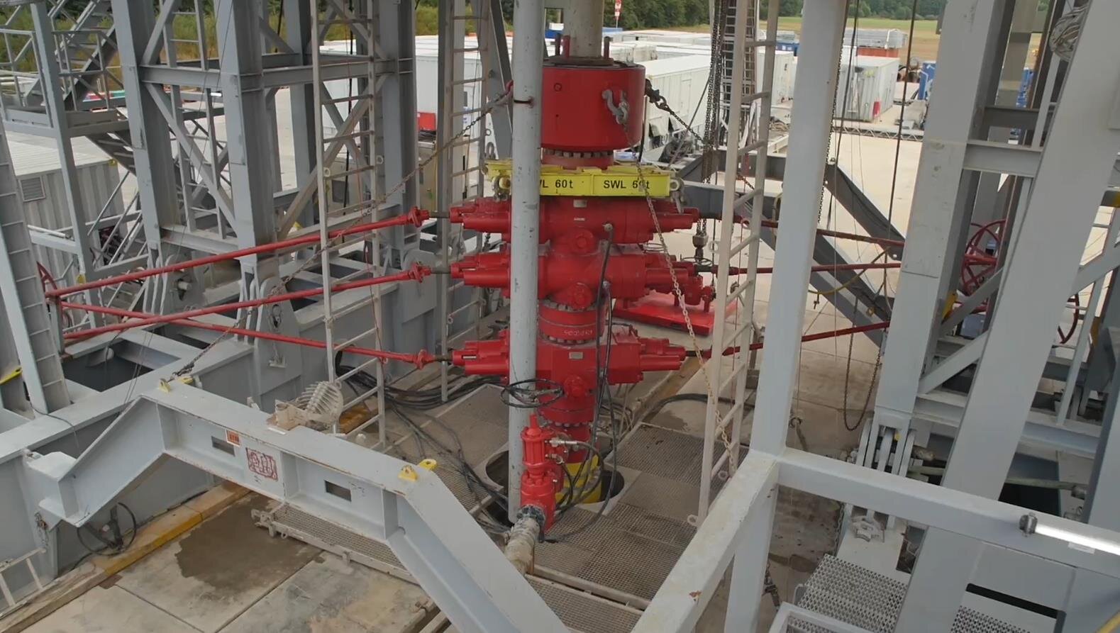 Na zdjęciu widoczny jest prewenter uniwersalny zamontowany na prewenterach szczękowych. U samego dołu znajduje się więźba rurowa. Na niej zamontowana jest głowica. Kolejnym elementem jest głowica przeciwerupcyjna z pojedynczymi szczękami. Następna jest głowica przeciwerupcyjna z podwójnymi szczękami. Na samej górze znajduje się głowica uniwersalna. Nad głowicą uniwersalną widoczny jest przewód wiertniczy. Dookoła widoczna jest metalowa konstrukcja wiertni.