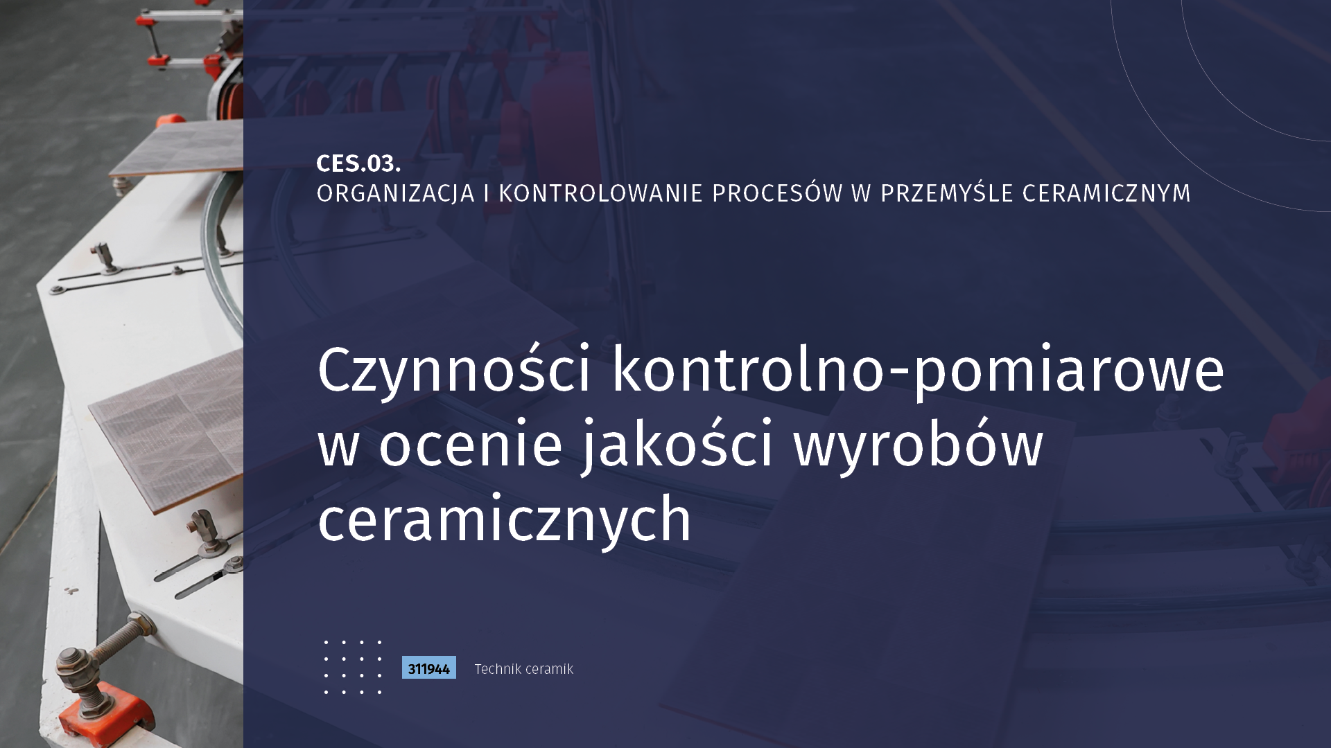 Ilustracja przedstawia zrzut ekranu z nagrania video. Film dotyczy zagadnień z organizowania i kontrolowania procesów w przemyśle ceramicznym. Czynności kontrolno‑pomiarowe w ocenie jakości wyrobów ceramicznych. W tle widoczna jest taśma produkcyjna z płytkami ceramicznymi.