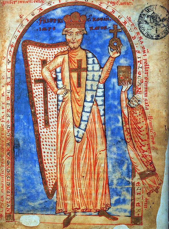 Na ilustracji wizerunek cesarza Fryderyka I Barbarossy. Mężczyzna z brodą i siwymi włosami patrzy na wprost widza. Prawą rękę opiera na biodrze, wysuwa z dłoni palec wskazujący w kierunku brzucha. W lewej dłoni trzyma uniesione do góry jabłko cesarskie z krzyżem na szczycie. Cesarz nosi na sobie tunikę koloru pomarańczowego z krzyżem na piersi, na ramionach opada mu płaszcz białego koloru z niebieskimi wypustkami. Za plecami cesarza tarcza z krzyżem i czerwonymi kropkami na białym polu. Po prawej stronie ilustracji klęczący mnich w geście uwielbienia wręcza cesarzowi zamkniętą księgę. Scena na niebieskim tle w obramowaniu kształtu łuku prostego. Wersety tekstu łacińskiego dookoła sceny. W górnym prawym rogu widoczny znak archiwum, z którego pochodzi księga i karta.