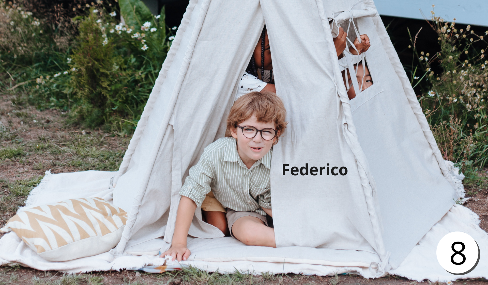 Zdjęcie przedstawia chłopca w okularach wyglądającego z namiotu. Obok chłopca jest napis Federico.