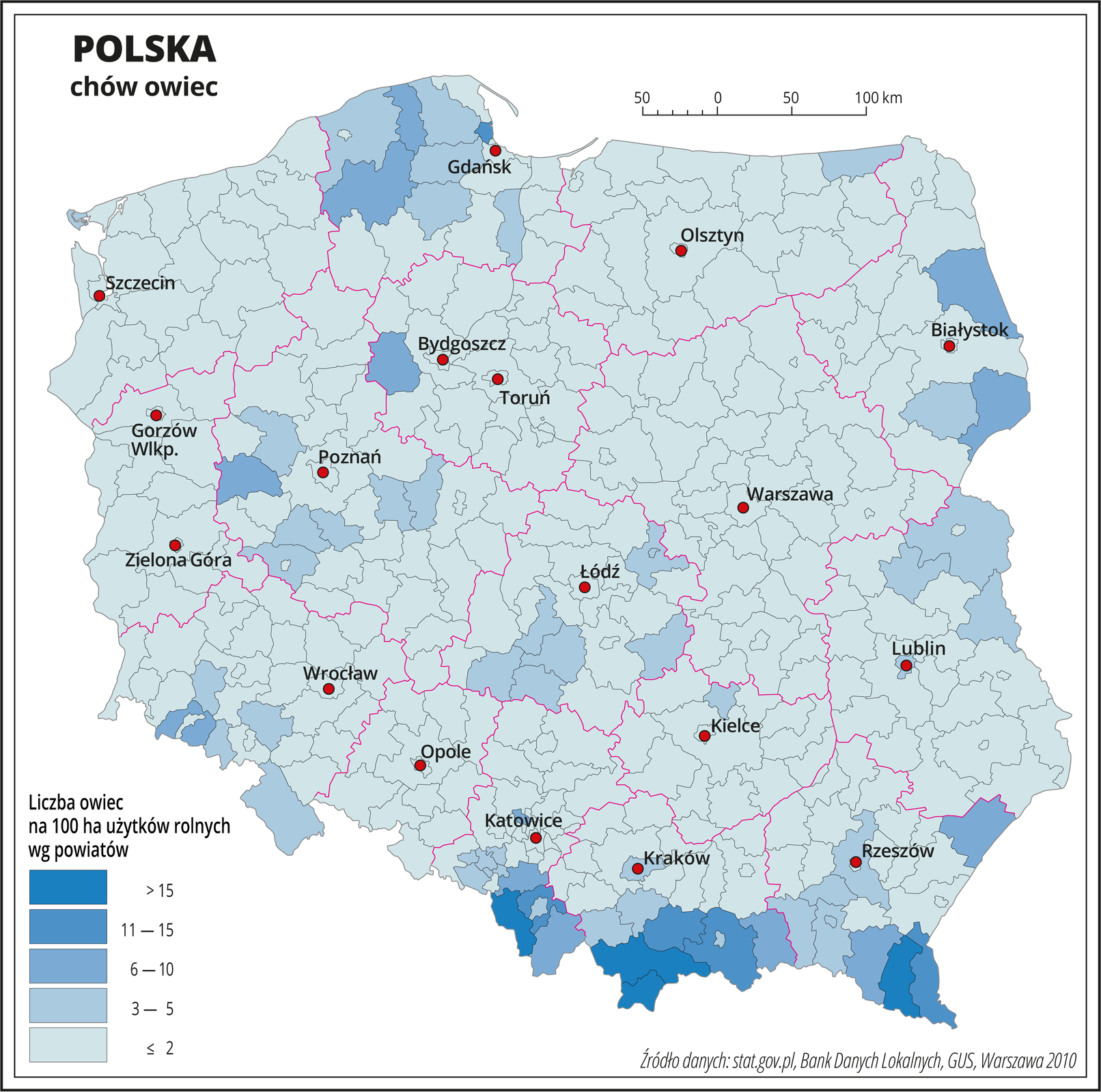 Ilustracja przedstawia mapę Polski z podziałem na powiaty, na której za pomocą kolorów przedstawiono liczbę sztuk owiec na sto hektarów użytków rolnych wg powiatów. Na mapie czerwonymi liniami oznaczono granice województw, a czarnymi granice powiatów, czerwonymi kropkami oznaczono miasta wojewódzkie i je opisano. Najciemniejszymi odcieniami koloru niebieskiego oznaczono obszary, gdzie występuje powyżej dziesięciu sztuk owiec na sto hektarów użytków rolnych. Są to tereny górskie w województwie śląskim, małopolskim i podkarpackim. Od sześciu do dziesięciu sztuk owiec na sto hektarów użytków rolnych występuje w pojedynczych powiatach w województwie podlaskim, pomorskim, kujawsko-pomorskim i wielkopolskim. Pozostała część Polski oznaczona jest kolorem błękitnym obrazującym najmniejsze występowanie owiec – poniżej pięciu sztuk na sto hektarów użytków rolnych. Poniżej mapy w legendzie opisano kolory użyte na mapie.