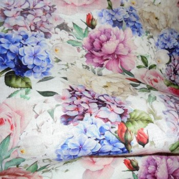 Zdjęcie przedstawia kawałek materiału w kwiatowy wzór.