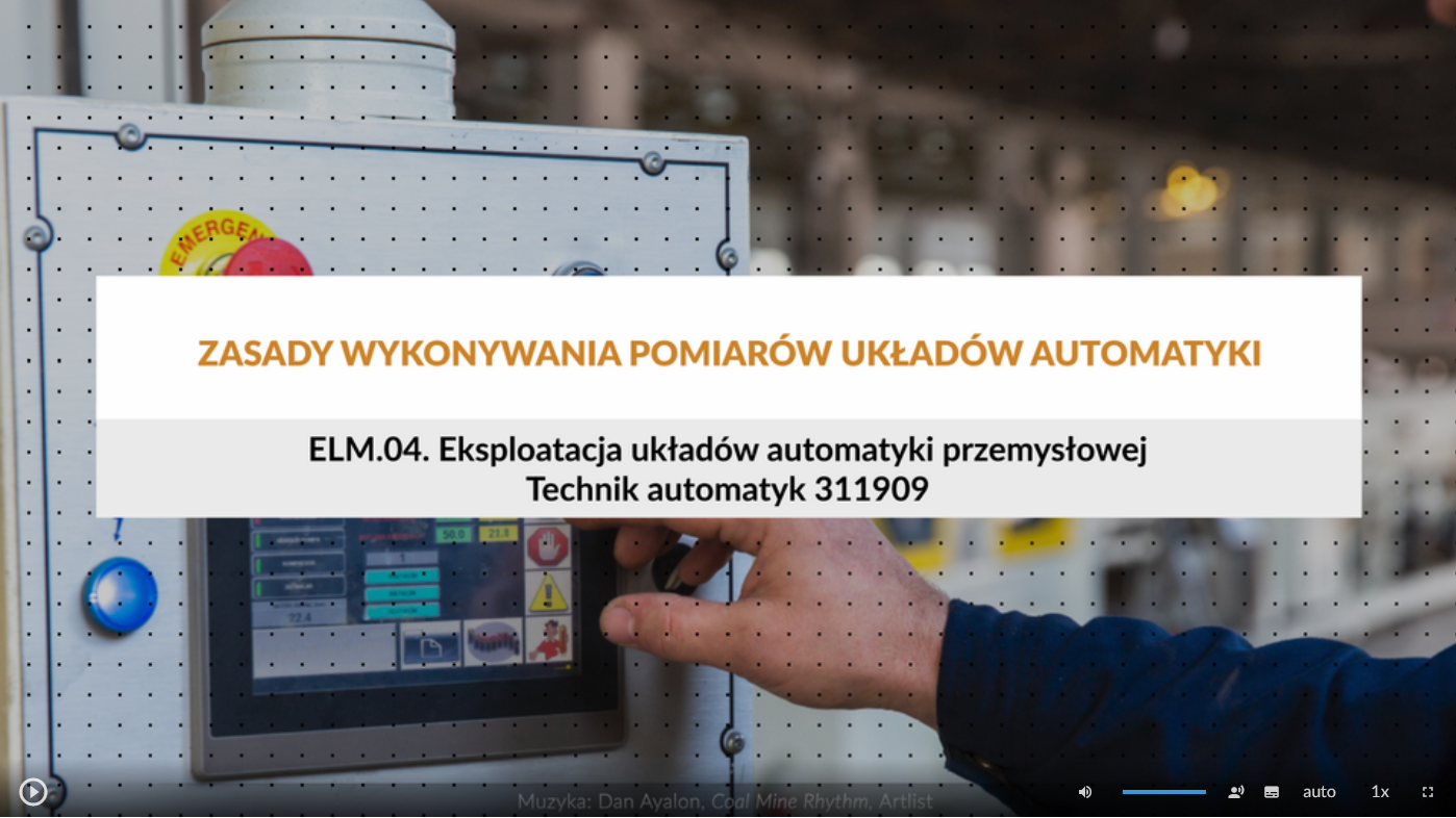 Zdjęcie przedstawia wygląd ekranu odtwarzania filmu. W jego dolnej części znajdują się ikony z różnymi opcjami. W dolnym lewym rogu widać ikonę trójkąta w kółku. Jest to ikona włączania odtwarzania filmu. Kolejna ikona znajduje się dopiero w połowie ekranu dolnego paska. Jest to ikona megafonu. Obok niej widać niebieski pasek, który oznacza poziom głośności. Obok znajduje się ikona człowieka, od którego głowy odchodzą dwie fale. Umożliwia ona włączanie alternatywnej ścieżki dźwiękowej. Dalej znajduje się mały biały prostokąt z czarnymi paskami w jego dolnej części. Pozwala ona na włączenie napisów. Kolejna ikona to napis auto, która umożliwia wybranie jakości filmu. Obok niej widać ikonę jedynki z iksem. Po kliknięciu na nią można wybrać szybkość odtwarzania filmu. Ostatnia ikona to kreski tworzące kwadrat. Kreski te tworzą jedynie krawędzie kwadratu. Jest to opcja włączania trybu pełnoekranowego.
