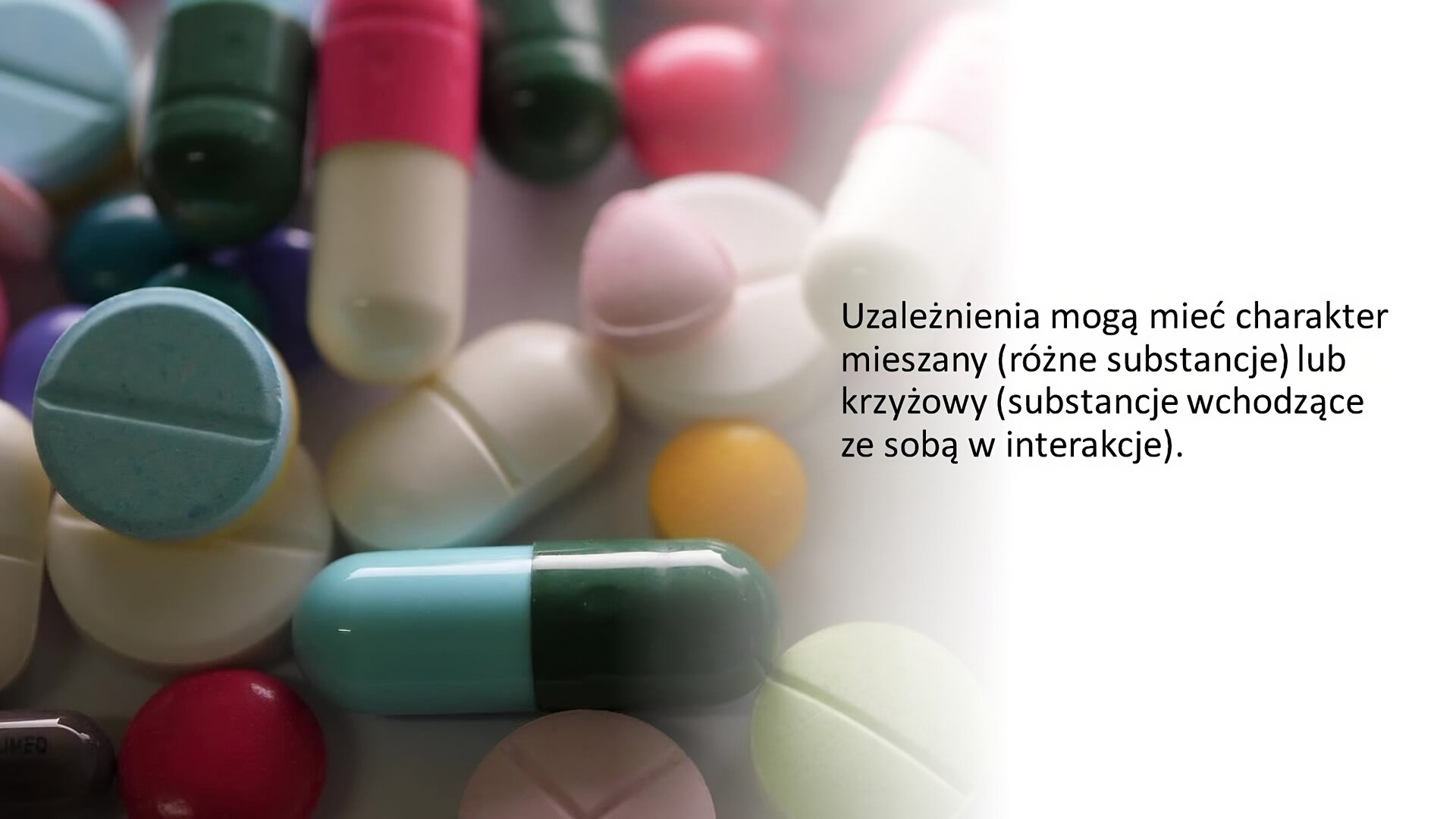 Biały slajd. Z lewej strony zdjęcie przedstawiające kolorowe tabletki i kapsułki. Z prawej strony tekst: „Uzależnienia mogą mieć charakter mieszany (różne substancje) lub krzyżowy (substancje wchodzące ze sobą w interakcje)”.