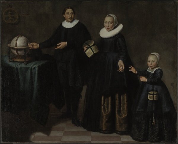 Na ilustracji trzyosobowa rodzina. Od lewej mężczyzna z małą bródką, wskazujący prawą ręką globus. Obok, po jego lewej stronie, kobieta w szerokiej sukni, z kryzą na karku, czapce na głowie. Na końcu, po jej lewej stronie, dziecko - dziewczynka w szerokiej sukience i czapce na głowie.