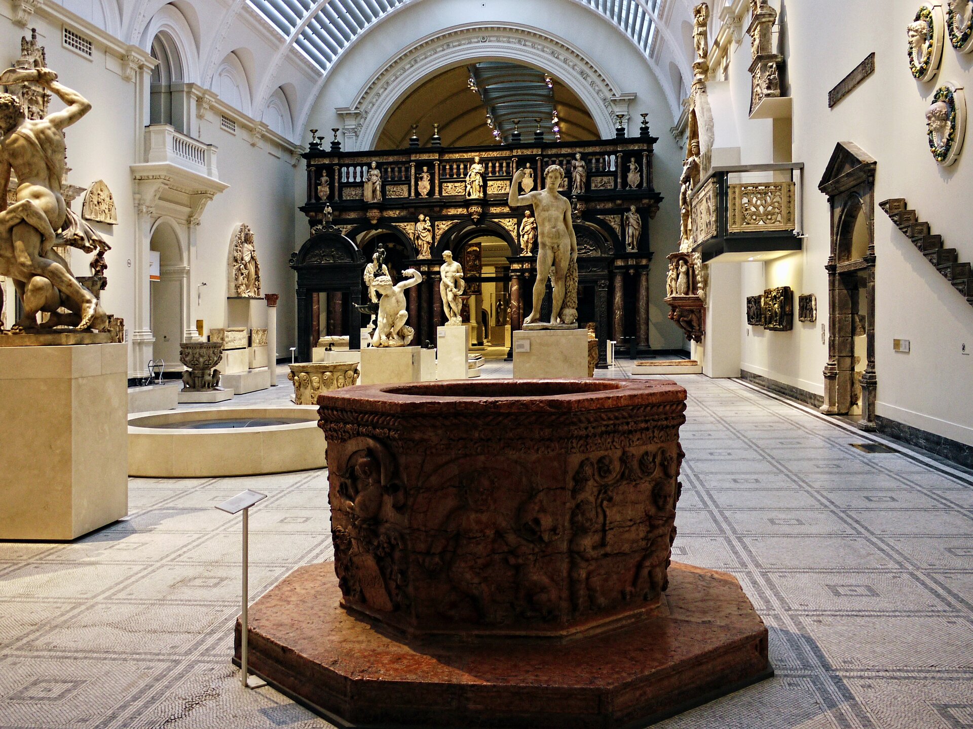 Zdjęcie przedstawia przestronną sale londyńskiego Muzeum Wiktorii i Alberta. Zgromadzone tu eksponaty - rzeźby, fontanny i obiekty sakralne - powstały w latach 1350-1600.