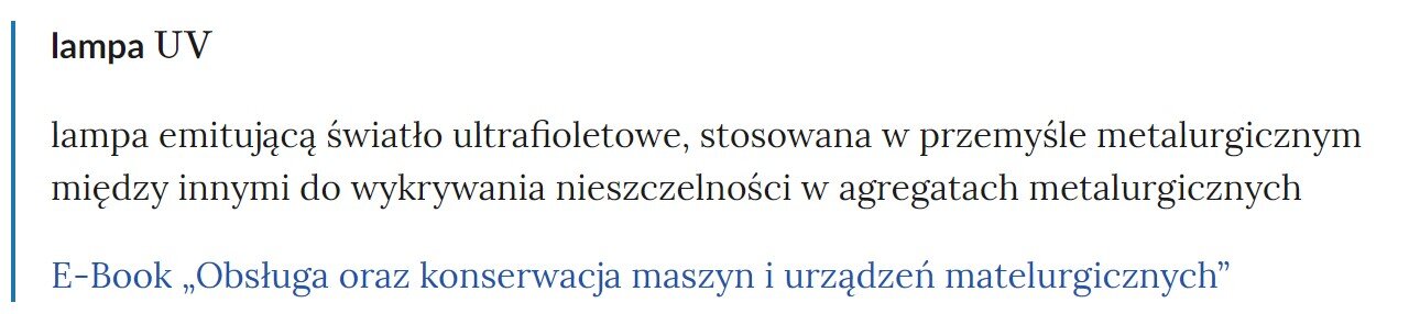 Ilustracja przedstawia widok pojęcia w słowniku wraz z jego wyjaśnieniem. Pojęcie zapisane jest pogrubioną czcionką a pod nim znajduje się obszerny opis. Na dole opisu znajduje się odnośnik do odpowiedniego materiału, wyróżniony kolorem niebieskim. Na całej wysokości po lewej stronie, przebiega niebieska linia pomagająca na wyróżnienie długości obszaru z wyjaśnionym pojęciem.