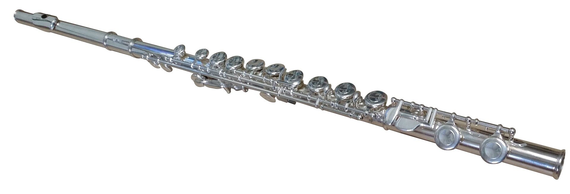 Zdjęcie przedstawia srebrny flet poprzeczny w ujęciu trzy czwarte, w poziomie. Od lewej strony widoczna jest cylindryczna główka z ustnikiem, która styka się z cylindrycznym korpusem, na którym widoczny jest rząd okrągłych elementów obrazujących klapki na otwory klapowe. Poniżej, po prawej stronie, widoczny jest cylindryczny element obrazujący stopkę fletu.