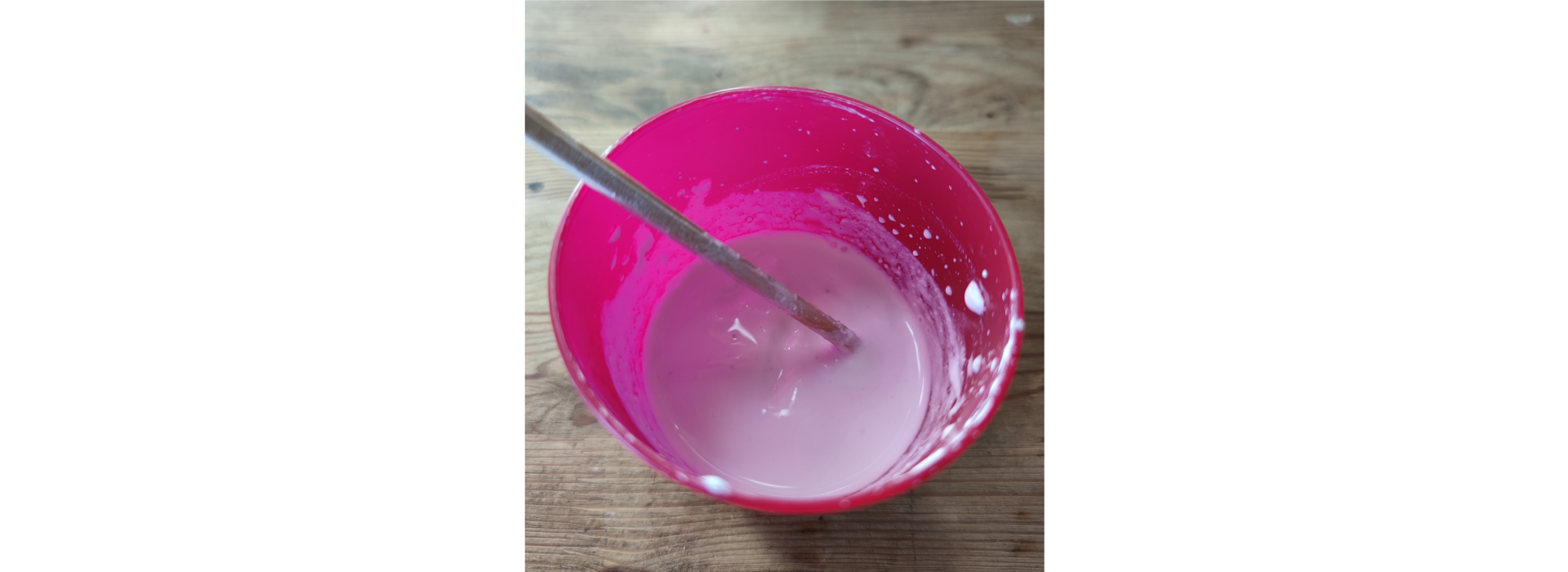 Zdjęcie 15. Gips wymieszany ze zbyt dużą ilością wody. Dolna część gipsu częściowo związała się z wodą, ale na powierzchni mieszanina jest wciąż płynna. 