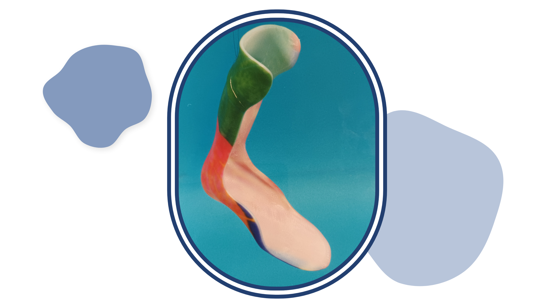 Zdjęcie przedstawia ortezę mającą formę płaskiej podeszwy i przedłużenie wzdłuż kości piszczelowej do połowy łydki użytkownika. Orteza poszerza się od kości piętowej, okalając tył nogi. 