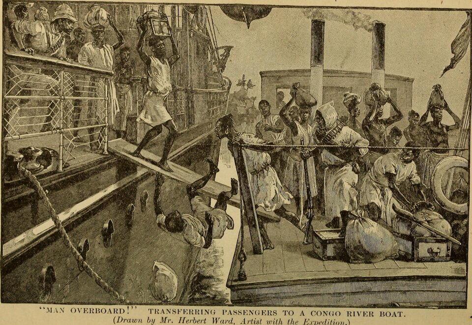 Ilustracja przedstawia dwa statki stojące obok siebie. Między nimi przerzucony jest trap. Na pokladach statków widać czarnoskórych mężczyzn i kobiety. Niosą na głowach pakunki. Przechodzą trapem ze statku na statek. Jeden z mężczyzn spada z trapu do wody.