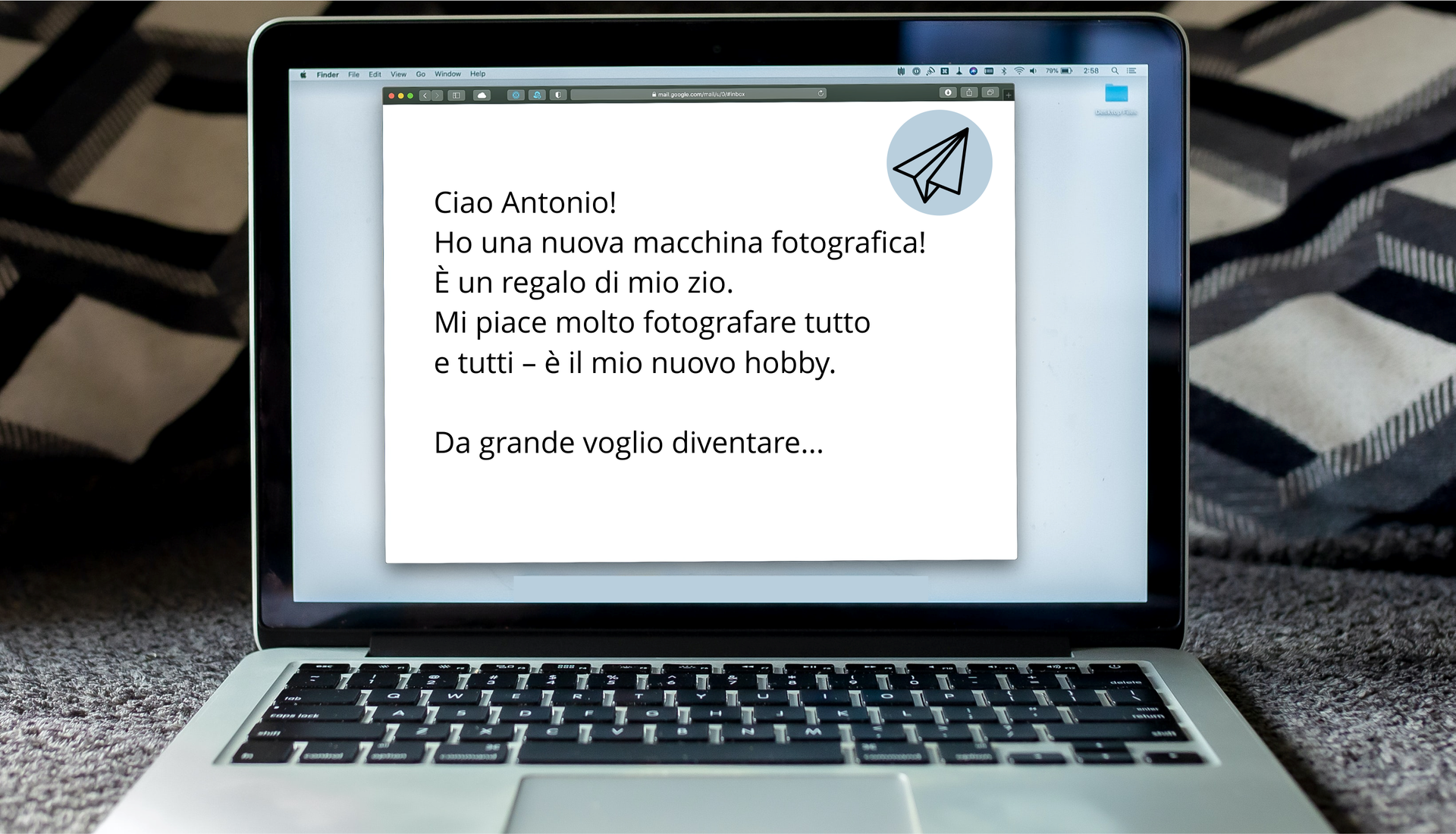 Zdjęcie przedstawia komputer. Na ekranie komputera wyświetla się treść maila po włosku: Ciao Antonio! Ho una nuova macchina fotografica! È un regalo di mio zio. Mi piace molto fotografare tutto e tutti – ѐ il mio nuovo hobby. Da grande voglio diventare...
