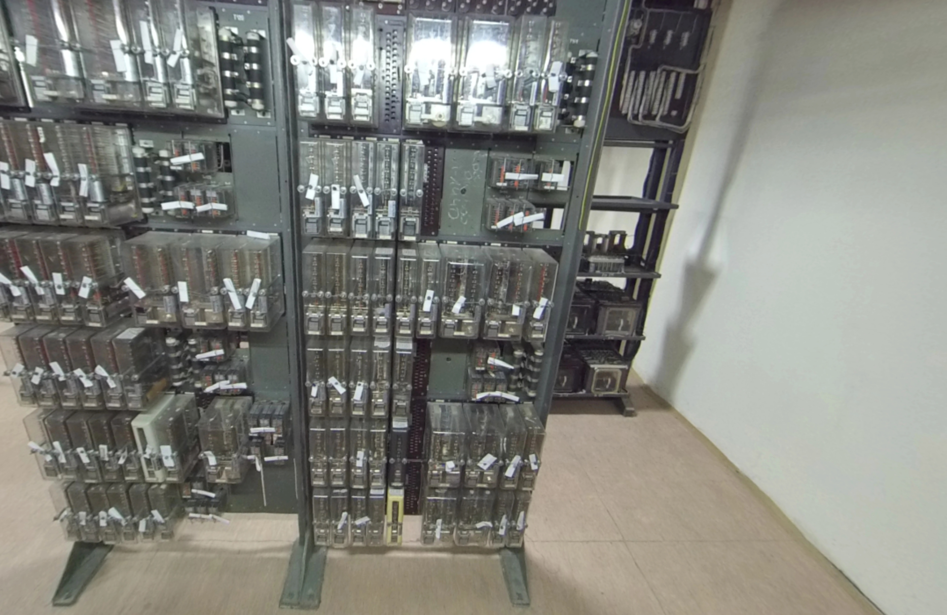 Grafika przedstawia stalowy stojak na którym znajduje się wiele elektronicznych podzespołów.