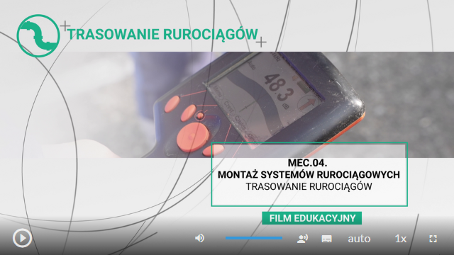 Przykładowy widok okna filmu instruktażowego Czynności związane z trasowaniem rurociągów W dolnej części ekranu od lewej pokazany jest postęp odtwarzania filmu w minutach i sekundach, za nim pasek postępu, a po prawej stronie całkowity czas trwania filmu w minutach i sekundach. Poniżej przyciski. Po lewej przycisk odtwarzania i pauzy. Od środka szerokości ekranu do jego prawej strony przyciski są następujące: głośność wraz z paskiem głośności, ścieżka alternatywna z audiodeskrypcją, napisy, jakość obrazu, prędkość odtwarzania, pełny ekran.