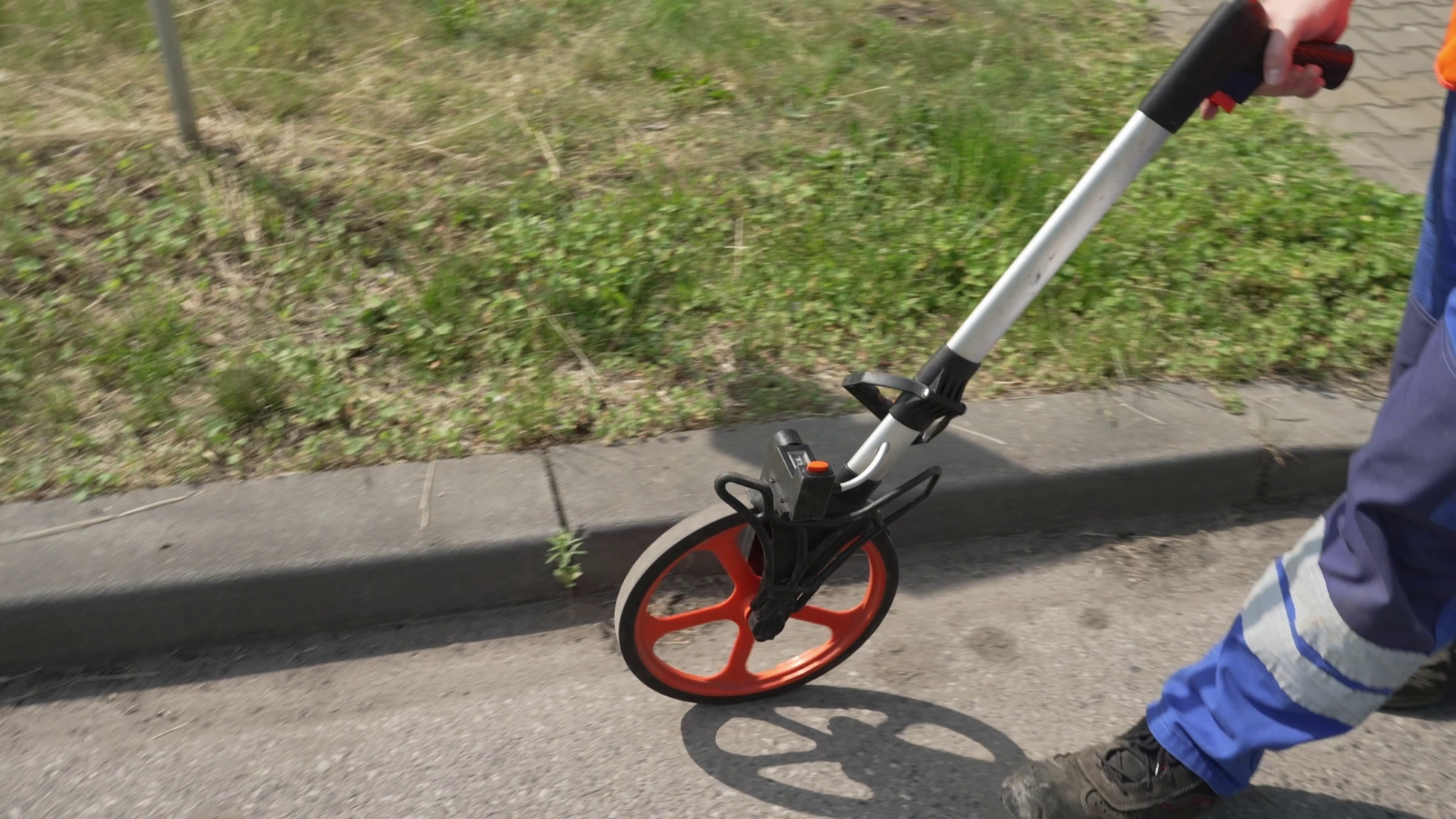 1. Prace geodezyjne – na tym etapie jest dokładnie wyznaczania trasa rurociągu, pas budowy, a także miejsca przecięcia z drogami, liniami kolejowymi itp.