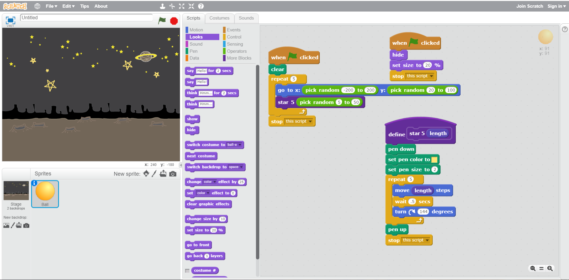 Na ilustracji przedstawiony jest zrzut ekranu, na którym widoczne są wszystkie okna programu Scratch. Na górze pasek menu z logo, ikoną umożliwiającą zmianę języka, File, Edit, Tips, About. Na środku paska ikony narzędzi: stempel, nożyce, pomniejszenie, powiększenie, pomoc. Poniżej po lewej okno podglądu. W nim znajduje się tło ukazujące pustynię nocą z licznymi, różnej wielkości gwiazdami na niebie. Na górze okna po lewej ikona sceny, obok podpis Untitled, po prawej stronie ikona flaga oznaczająca play, ikona ośmiokąt oznaczająca stop. Na dole okna po prawej znaczniki położenia duszka na scenie x i y. Pod oknem podglądu znajduje się okno z ustawieniami. Po lewej stronie białe tło z okna podglądu Stage 2 backdrops. Poniżej New backdrop. Poniżej ikony nowe tło, edycja tła, pobranie tła z zewnętrznego pliku, podgląd tła. Na środku okna ustawień od góry napis Sprites, po prawej napis New sprite oraz ikony nowy duszek, edycja, pobranie z zewnętrznego pliku, podgląd. Poniżej zaznaczony obrazek piłki opisany Ball. Po prawej okno edycji zajmujące ponad połowę ekranu. Po lewej stronie okna edycji znajdują się zakładki Scripts (wyróżniona), Costumes, Sounds. Widoczne są działy w zakładce Scripts: Motion, zaznaczone Looks, Sound, Pen, Data, Events, Control, Sensing, Operators, More Blocks. Każdy dział wyróżniony jest innym kolorem. Poniżej bloczki do układania algorytmów w dziale Looks. Prawa strona okna edycji przedstawia skrypt zawierający algorytm losowego rysowania gwiazd o wybranej długości ramienia. Bloczki, od góry: when ‘play’ clicked; clear; repeat 5;  go to x: pick random minus 200 to 200, y: pick random 20 to 100; star 5 pick random 5 to 10; end repeat; stop this script. Obok bloczki, od góry: when ‘play’ clicked; hide; set size to 20%; stop this script. Obok bloczki, od góry: define star 5 length; pen down; set pen color to yellow; set pen size to 2; repeat 5; move length steps; wait 0,5 secs; turn 144 degrees; end repeat; pen up; stop this script.