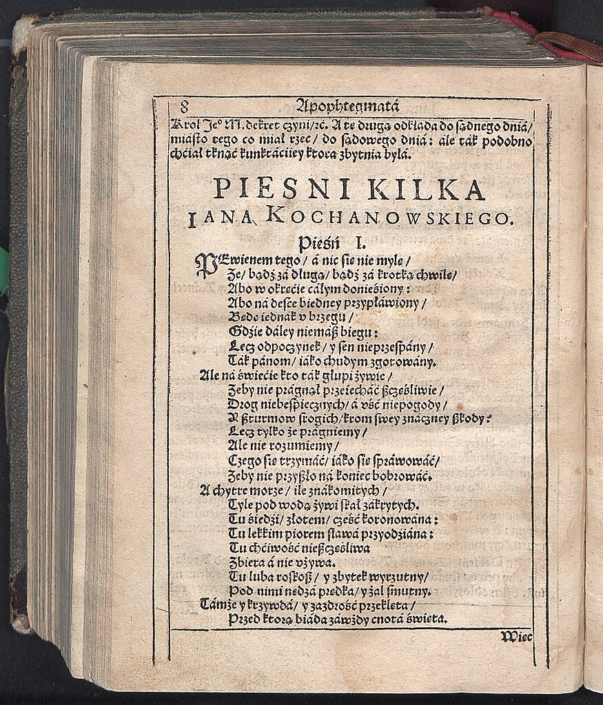Zdjęcie przedstawia stronnicę z książki Jana Kochanowskiego Fragmenta abo pozostałe pisma Iana Kochanowskiego. Na stronie wydrukowany jest tekst Pieśni pierwszej.