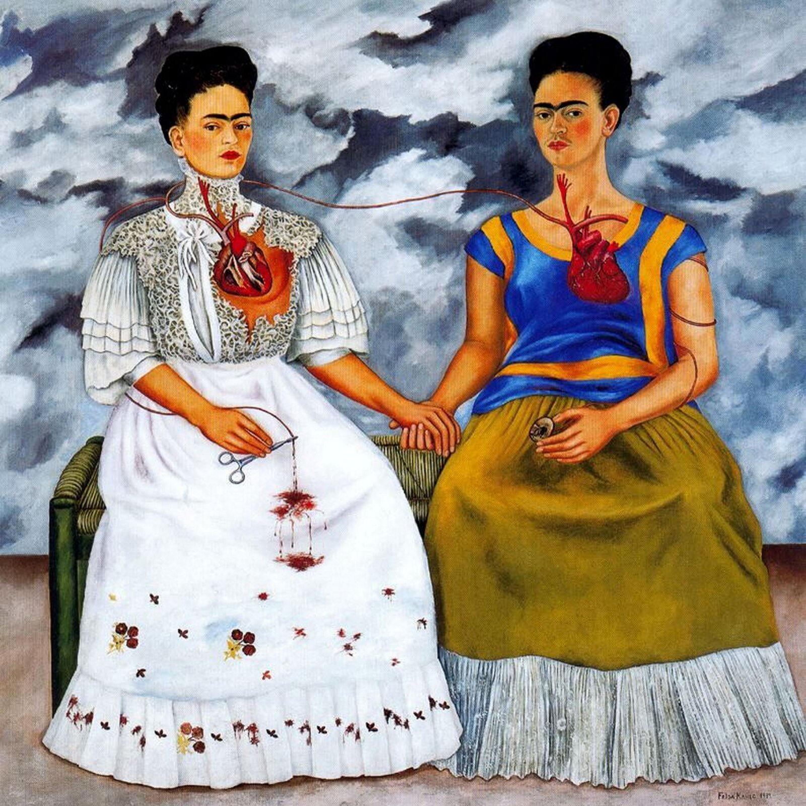 Ilustracja przedstawia obraz Frida Kahlo „Dwie Fridy”. Na obrazie znajdują się dwie kobiety siedzące na ławce i trzymające się za ręce. Kobieta po lewej ma na sobie białą suknię i trzyma w prawej ręce nożyczki. Druga ubrana jest w niebieską bluzkę i zieloną spódnice. Na klatkach piersiowych kobiet namalowane są serca. Organy połączone są tętnicą. Tłem obrazu jest zachmurzone niebo.