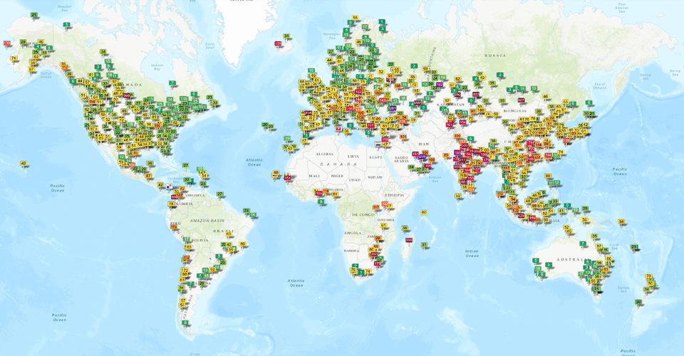 Na grafice przedstawiono zrzut ekranu mapy przedstawiającej wskaźnik jakości powietrza w czasie rzeczywistym AQI na dzień 9.10.2025. Na mapie świata jest mnóstwo małych tabliczek z liczbami. Tabliczki są w różnych kolorach, oznaczających poziomy zanieczyszczenia powietrza w dniu badania. Kolor zielony to dobra jakość powietrza, żółty to umiarkowana, czerwony - niezdrowa. Największe zagęszczenie tabliczek znajduje się na terenie Stanów Zjednoczonych, Europy, Bliskiego Wschodu, Indii, Chin, Azji Południowo‑Wschodniej, wschodniej Australii, Chile i RPA. W Stanach Zjednoczonych dominują tabliczki w kolorze żółtym, w Europie również (z wyłączeniem Norwegii, w której widnieją niemal same zielone tabliczki). W Chinach i na Bliskim Wschodzie najwięcej jest tabliczek czerwonych i żółtych. W Azji Południowo‑Wschodniej i wschodniej Australii dominują tabliczki zielone.