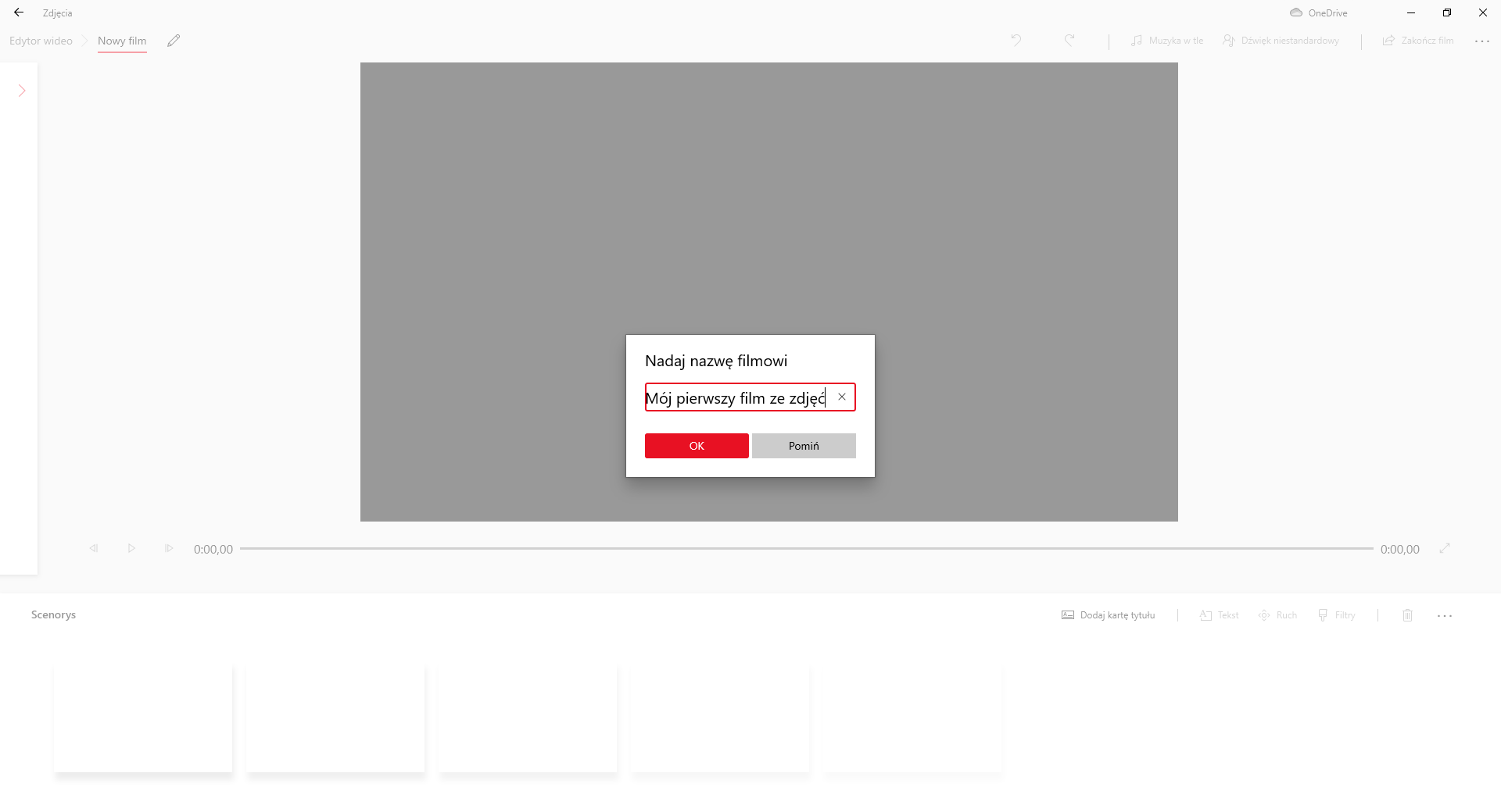 Na zrzucie ekranu przedstawiono widok z nadawania nazwy filmowi w aplikacji Edytor Wideo. W górnej części znajdują się zakładki zdjęcia oraz wybrana zakładka - edytor wideo. Po prawej stronie aplikacji widoczne są przyciski: strzałka z grotem skierowanym w lewo, strzałka z grotem skierowanym w prawo, muzyka w tle, dźwięk niestandardowy, zakończ film i trzy kropki rozwijające więcej opcji. W centralnej części ekranu widać okno edycji filmu. Pod oknem umieszczony jest suwak pokazujący czas trwania. Cały ekran jest wyszarzony.Na wyszarzonym ekranie otwarte jest  kontekstowe. Na górze  znajduje się napis: nadaj nazwę filmowi. Poniżej umieszczone jest okno z nazwą. Przykładowo: Mój pierwszy film ze zdjęć. Pod oknem znajdują się dwa przyciski. Czerwony z napisem:  i szary z napisem: pomiń.