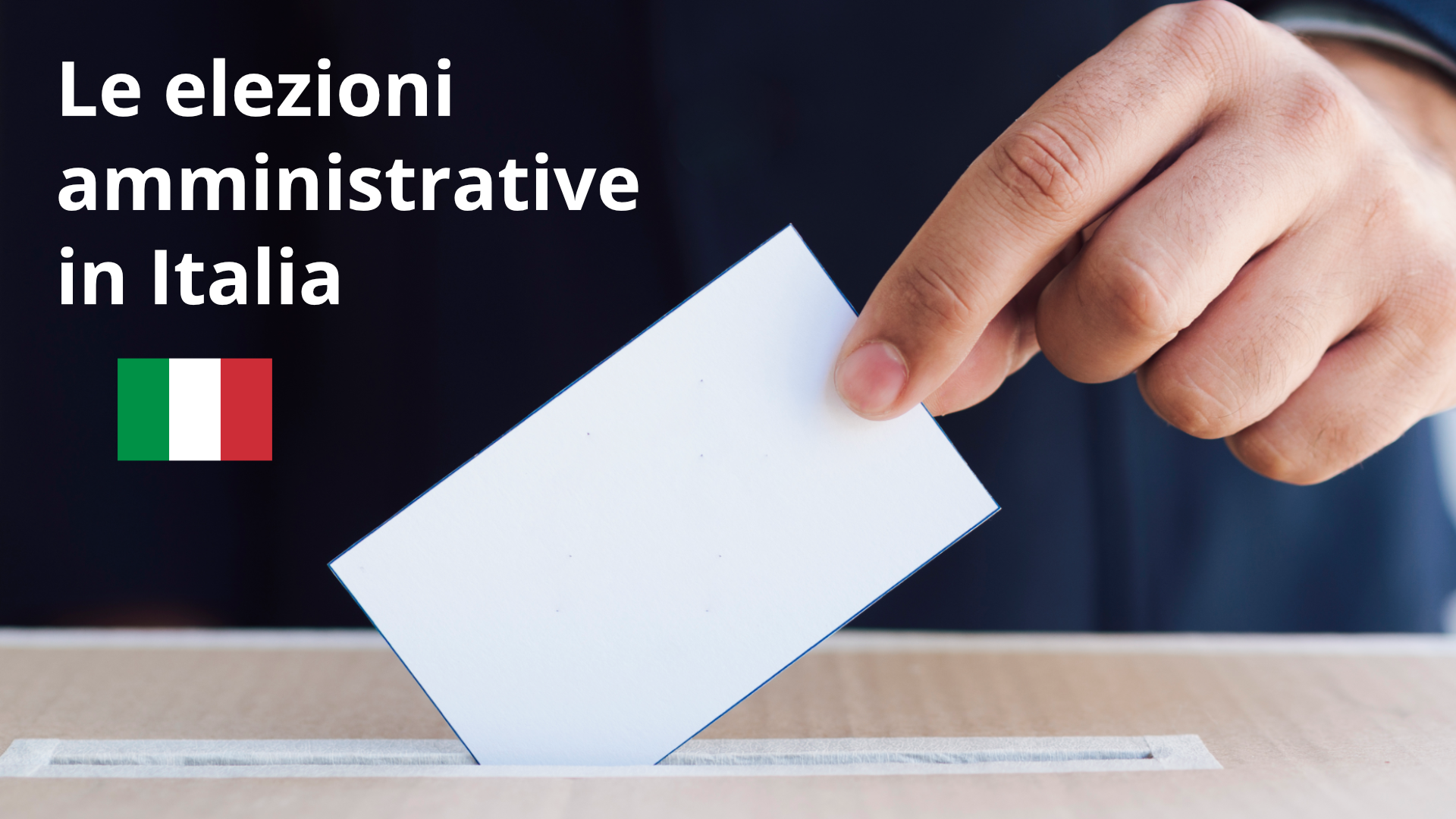 Zdjęcie przedstawia dłoń osoby wsuwająca kartkę do urny. Po lewej stronie ilustracji znajduje się napis:  Le elezioni amministrative in Italia. Poniżej napisu widoczna jest włoska flaga.