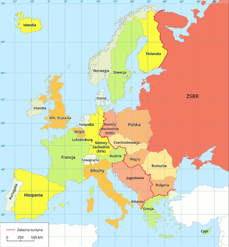 Na mapie odcieniami koloru zielonego zaznaczono państwa po zachodniej stronie żelaznej kurtyny. Linia przechodzi od Szczecina nad Bałtykiem do Triestu nad Adriatykiem. Odcieniami koloru czerwonego zaznaczono państwa po wschodniej stronie żelaznej kurtyny – Polskę, Niemcy Wschodnie (NRD), Czechosłowację, Węgry, Jugosławię, Albanię, Bułgarię, Rumunię i ZSRR.