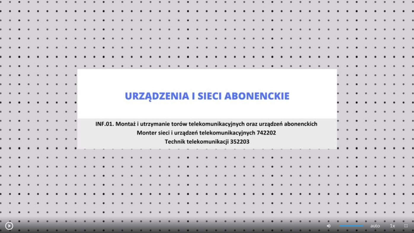 Ilustracja przedstawia wygląd ekranu odtwarzania filmu/animacji. Na tle grafiki widoczny tytuł: Urządzenia i sieci abonenckie. Na dole znajduje się pasek odtwarzania z elementami omówionymi poniżej.