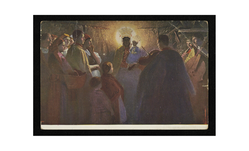 Pocztówka przedstawiające wnętrze stajenki. W centralnej części widać postać Madonny w złotej koronie z Dzieciątkiem na ręku. Wokół nich zgromadzeni są licznie ludzie w polskich, ludowych strojach. Przyglądają się Matce Boskiej i Jezusowi.