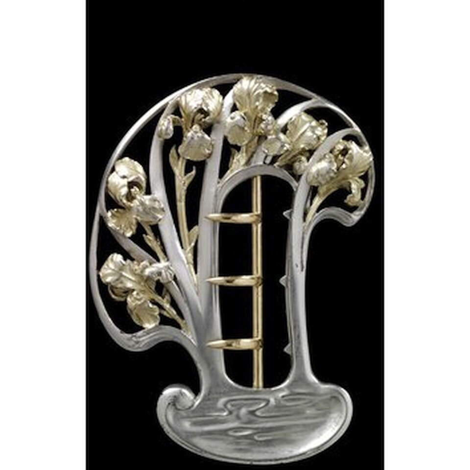 Ilustracja przedstawia pracę René Jule Lalique'a. Na zdjęciu widzimy secesyjną klamrę do paska pochodzący z około 1897 roku. Jest ona w kolorze srebrno‑złotym. Posiada liczne zdobienia. Tło przedmiotu jest czarne. 