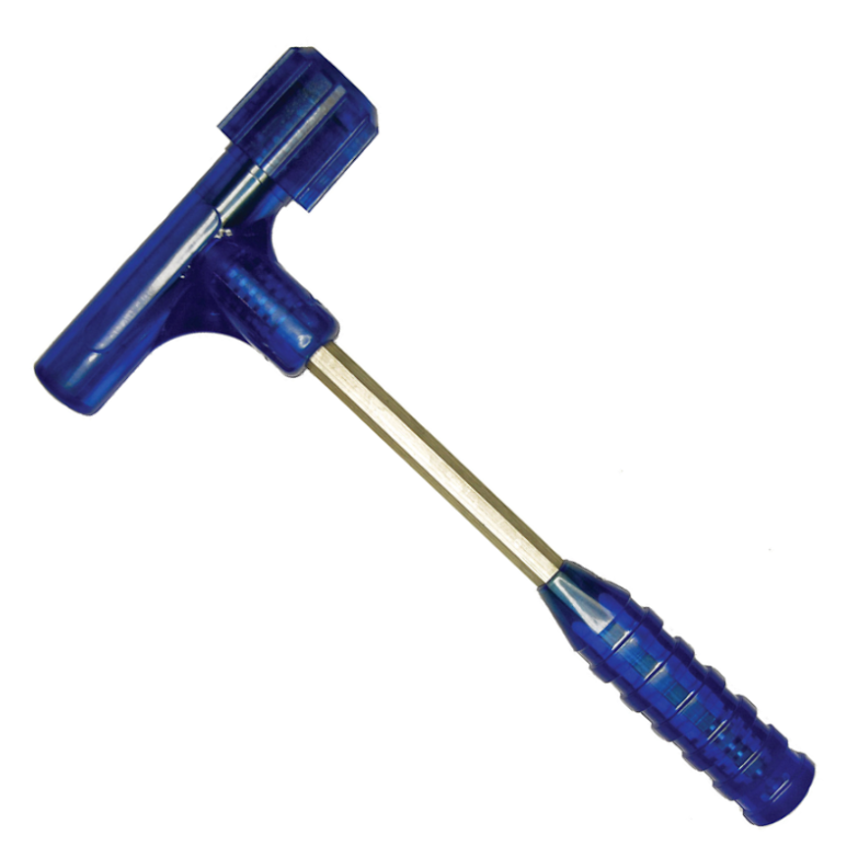 Ilustracja przedstawia młotek z tworzyw sztucznych. Posiada on wydłużoną rękojeść z uchwytem z tworzywa sztucznego, na której osadzona jest głowica w kształcie walca wykonana z tworzywa sztucznego. 