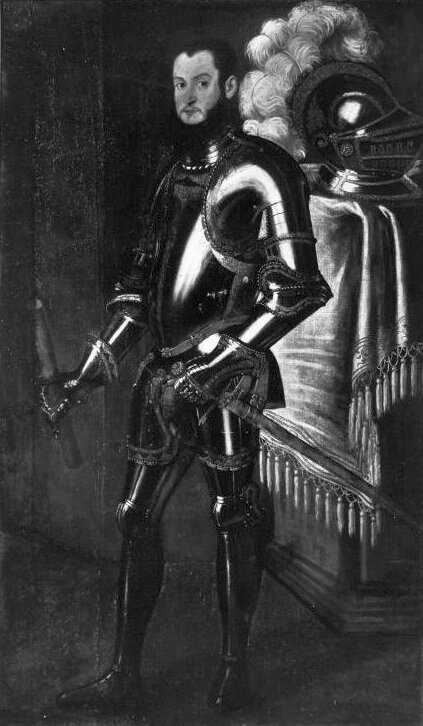 Obraz przedstawia młodego mężczyznę w rycerskiej zbroi. Za jego plecami, na komodzie widać hełm z pióropuszem.