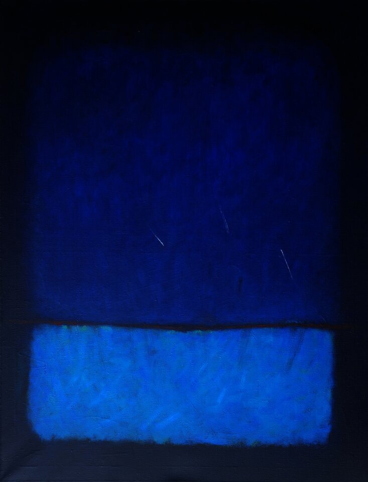 Ilustracja przedstawia obraz olejny „Obecność” autorstwa Mirosławy Rocheckiej. Na tle w bardzo zimnym odcieniu barwy zostały namalowane luźnymi pociągnięciami pędzla, dwa prostokąty o nieregularnych krawędziach i również zimnym odcieniu. Górny większy prostokąt u szczytu miesza się z tłem, natomiast dolny, mniejszy wyraźnie wybija się swym odcieniem. Monochromatyczny obraz ogranicza się jedynie do trzech odcieni zimnej barwy.