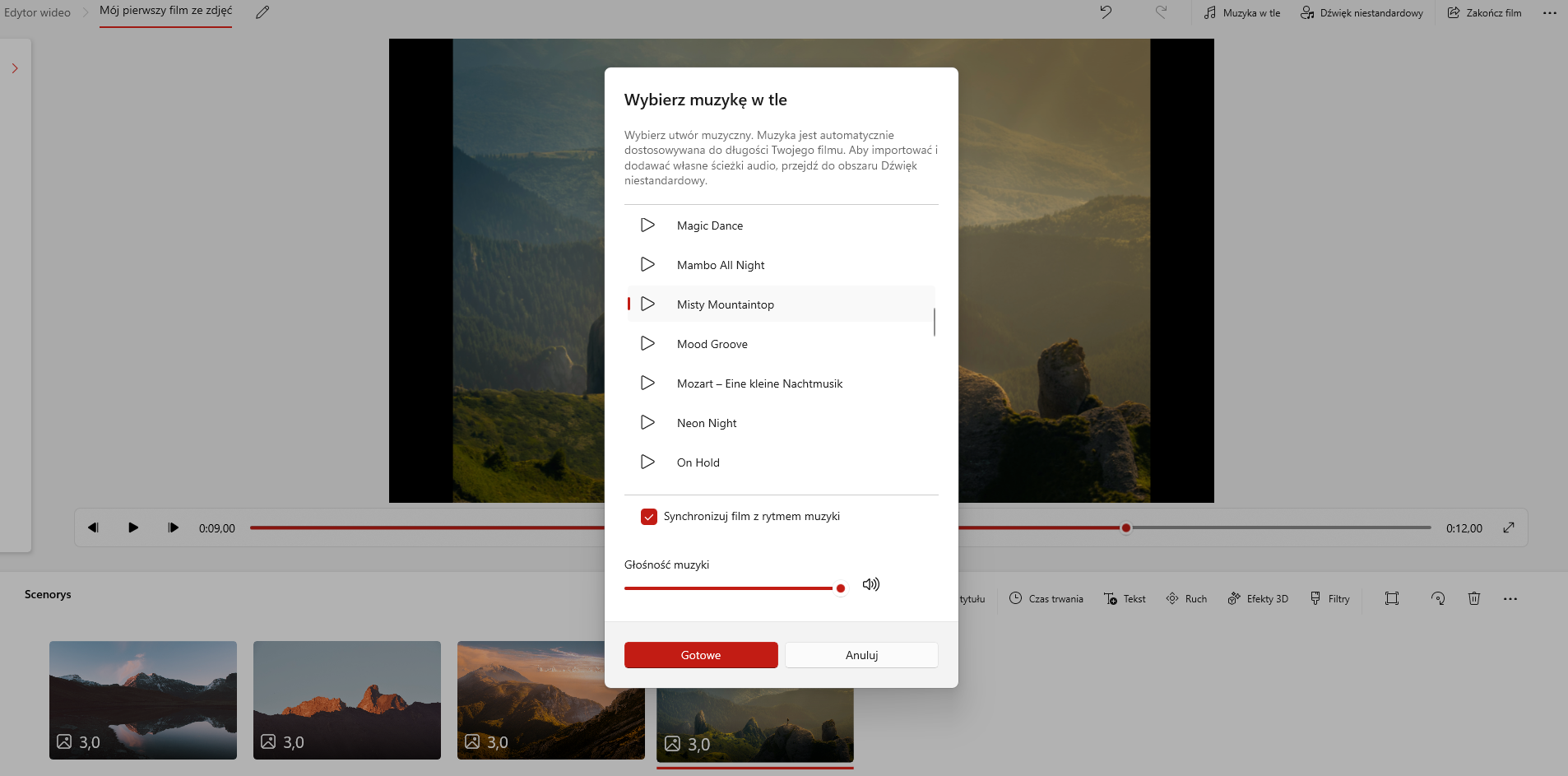 Na zrzucie ekranu przedstawiono dodanie muzyki w tle w aplikacji Edytor Wideo. Ekran roboczy aplikacji jest podzielony na dwie sekcje. W górnej części znajduje się ścieżka z wybranymi zakładkami: edytor wideo, mój pierwszy film ze zdjęć. Za nią widoczny jest przycisk z rysunkiem ołówka.Po prawej stronie aplikacji widoczne są przyciski: strzałka z grotem skierowanym w lewo, strzałka z grotem skierowanym w prawo, muzyka w tle, dźwięk niestandardowy, zakończ film i trzy kropki rozwijające więcej opcji. Poniżej widoczne jest okno edycji filmu. Główną cześć okna stanowi prostokątny obszar na którym wyświetlany jest film. Przykładowo jest to klatka filmowa pokazujący górzysty teren porośnięty drzewami. Obraz jest wyszarzony. Na nim znajduje się menu kontekstowe. Na górze okna znajduje się napis: wybierz muzykę w tle. Wybierz utwór muzyczny. Muzyka jest automatycznie dostosowywana do długości Twojego filmu. Aby importować i dodawać własne ścieżki audio, przejdź do obszaru dźwięk niestandardowy. Pod napisem jest lista tytułów: magic dance, mambo all night, misty mountaintop, mood groove,  Mozart Eine kleine Nachtmusik neon night,on hold. Poniżej znajduje się opcja wyboru: synchronizuj film z rytem muzyki. Opcja jest zaznaczona. Na dole okna znajduje się napis głośność muzyki. Pod nim umieszczony jest suwak głośności i symbol głośnika. Suwak jest przesunięty na maksymalny poziom. Na dole okna umieszczone są dwa przyciski. Czerwony z napisem: gotowe oraz szary z przyciskiem anuluj.Pod obszarem filmowym umieszczony jest suwak pokazujący czas trwania. Na suwaku jest okrągły znaczki czasu.Po lewej stronie suwaka znajduje się przycisk z narysowanym grotem strzałki skierowanym w lewo, przycisk , przycisk z narysowanym grotem zwróconym w prawo oraz informacja o czasie trwania filmu. Z prawej strony suwaka widoczna jest informacja z czasem trwania filmu praz przycisk przedstawiający prostą na końcu której znajdują się groty strzałek. Groty są skierowane na zewnątrz.Pod suwakiem znajduje się sekcja: scenorys. W sekcji scenorysu widoczne są cztery obrazy przedstawiające tereny górskie. W lewym dolnym rogu obrazów znajduje się cyfra trzy.W prawym górnym rogu sekcji scenorysu umieszczone są przyciski: dodaj kartę tytułu, czas trwania, tekst, ruch, efekty trzy de, filtry, przycisk z symbolem prostokąta w narożach którego znajdują się okręgi, przycisk z symbolem punktu wokół którego prowadzona jest strzałka której grot skierowany jest w dół, przycisk kosza, oraz trzy kropki po naciśnięciu których pojawia się więcej opcji.
