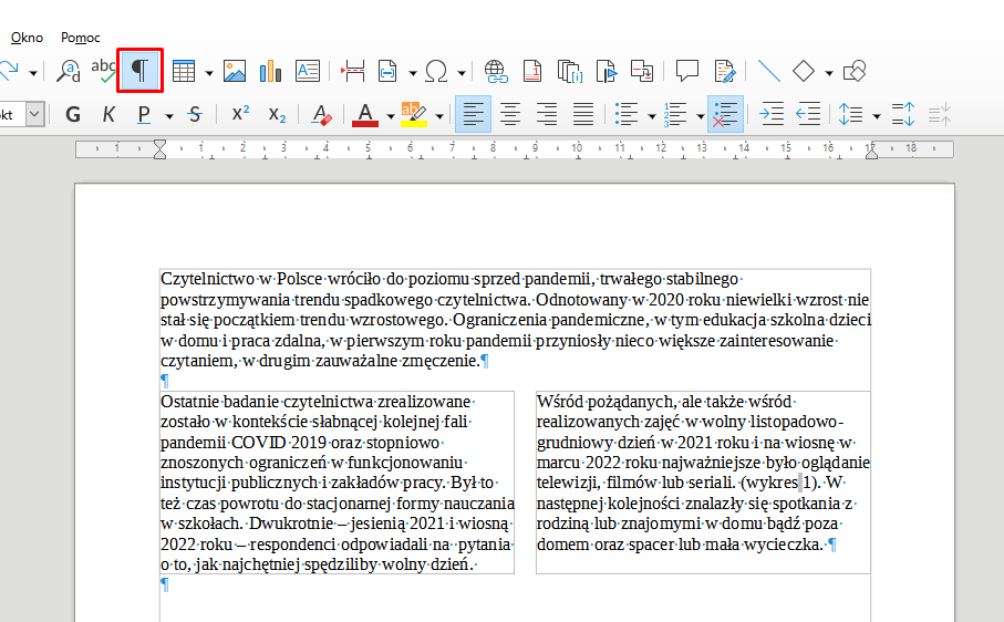 Ilustracja przestawia fragment dokumentu w programie  LibreOffice Writer . W górnym pasku widoczne są ikonki programu, w czerwonej ramce wyróżniono ikonę Pokaż wszystko. Tekst jest podzielony na dwa akapity. Pierwszy akapit znajduje się w jednej kolumnie, drugi podzielony jest na dwie kolumny. Pomiędzy poszczególnymi wyrazami widoczne są niebieskie punkty, a na końcu akapitu oraz w miejscach, gdzie naciśnięto Enter znajduje się graficzne przedstawienie symbolu: Pokaż wszystko w postaci dwóch równoległych, krótkich linii i połowy okręgu po lewej stronie na górze.