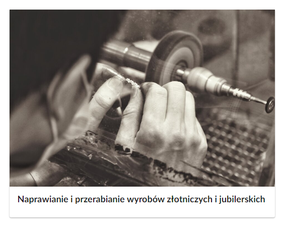 Zdjęcie przedstawia mężczyznę szlifującego pierścionek. Przed nim znajduje się maszyna, na wale osadzona jest okrągła tarcza. O krawędź tarczy pracownik szlifuje pierścionek.