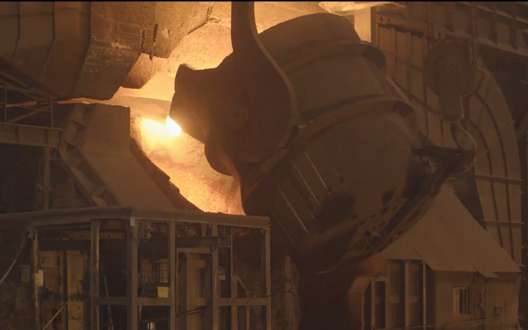 Ładowanie surówki do konwertora tlenowego